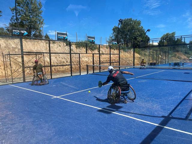 Bastón, mochila y pala representando el pádel inclusivo visual